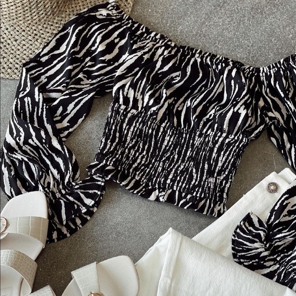 Tops - NWOT Zebra Print Cropped Smock Top